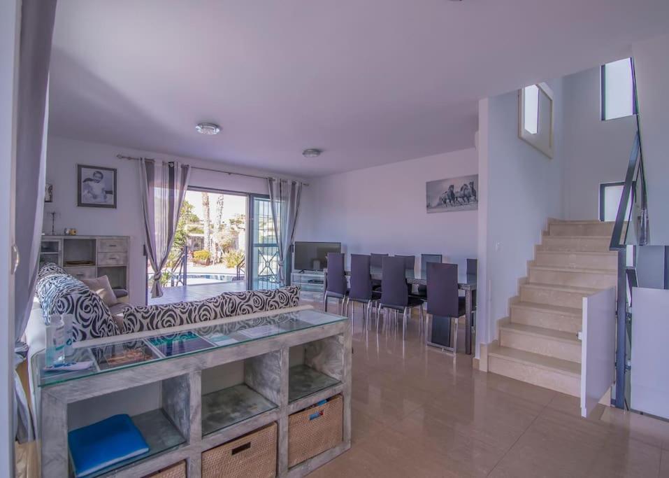 אל קאמפיו Villa Moderna Con Piscina מראה חיצוני תמונה